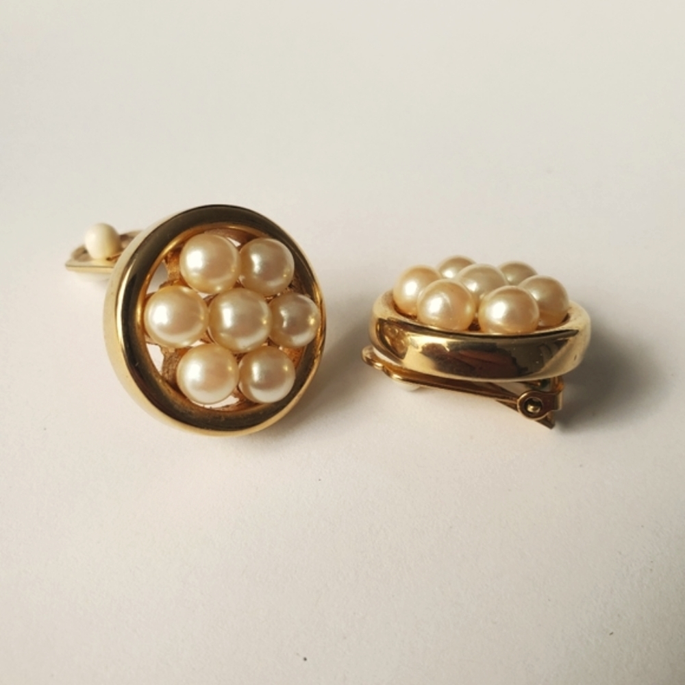 Vintage round faux pearl and gold tone clip on earrings - Picture 1 of 6